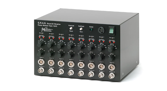 Mô-đun nguồn 8 kênh GRAS 12AG với bộ khuếch đại và bộ lọc.