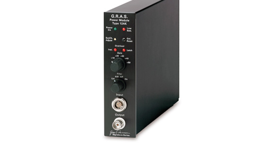 Mô-đun nguồn 1 kênh GRAS 12AK với bộ khuếch đại và bộ lọc.