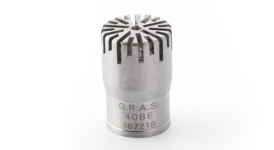 Microphone GRAS 40BE-FV 1/4" phân cực trước, kiểu dáng tự do, có lỗ thoát hơi phía trước.