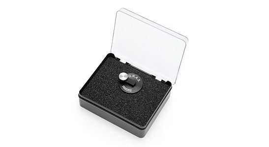 Bộ dụng cụ GRAS OP0025 kèm bộ chuyển đổi hiệu chuẩn độ nhạy RA0202 dành cho micro gắn bề mặt 1/4 inch.